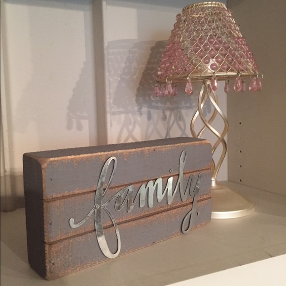 🥳2/$15 — Wood Wall Sign “Family” Show your Love!! Great Condition Home Decor - Picture 4 of 5